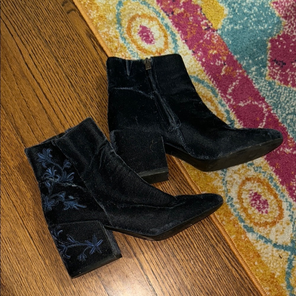 Vintage navy Velvet Ankle Booties with Blue Embroidery. Size 8 - Picture 3 of 3